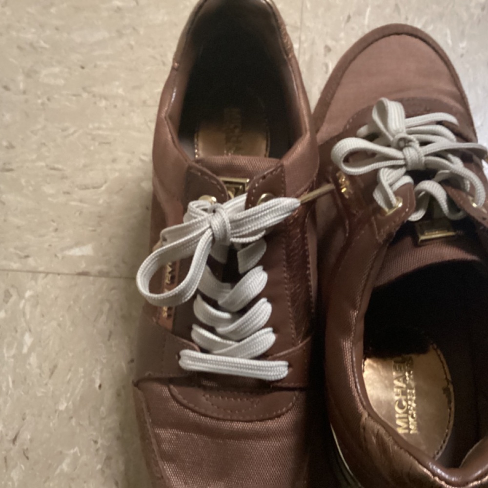 Tennis shoes - Picture 5 of 5